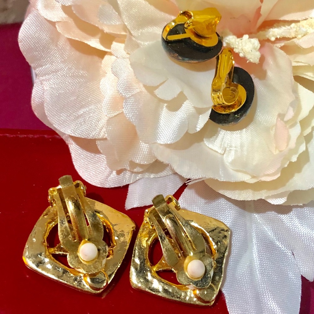 VINTAGE GOLD CLIP ON EARRINGS - Picture 3 of 3
